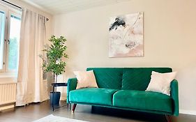 Beautiful 2 Bedroom & Free Parking